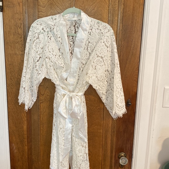 White Lace Robe - Picture 2 of 3